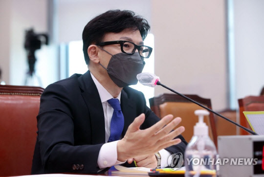 한동훈 법무부 장관 후보자가 지난 9일 오후 국회에서 열린 인사청문회에서 의원질의에 답변하고 있다. <연합뉴스>